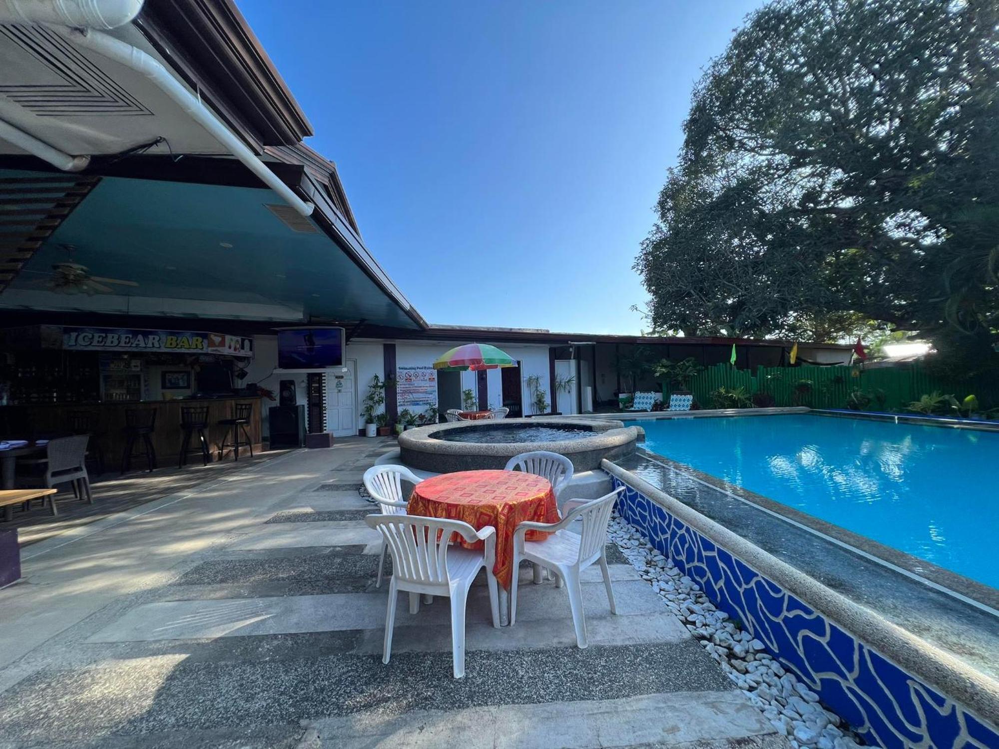 Ice Bear Bar & Tourist Inn Dauis Buitenkant foto