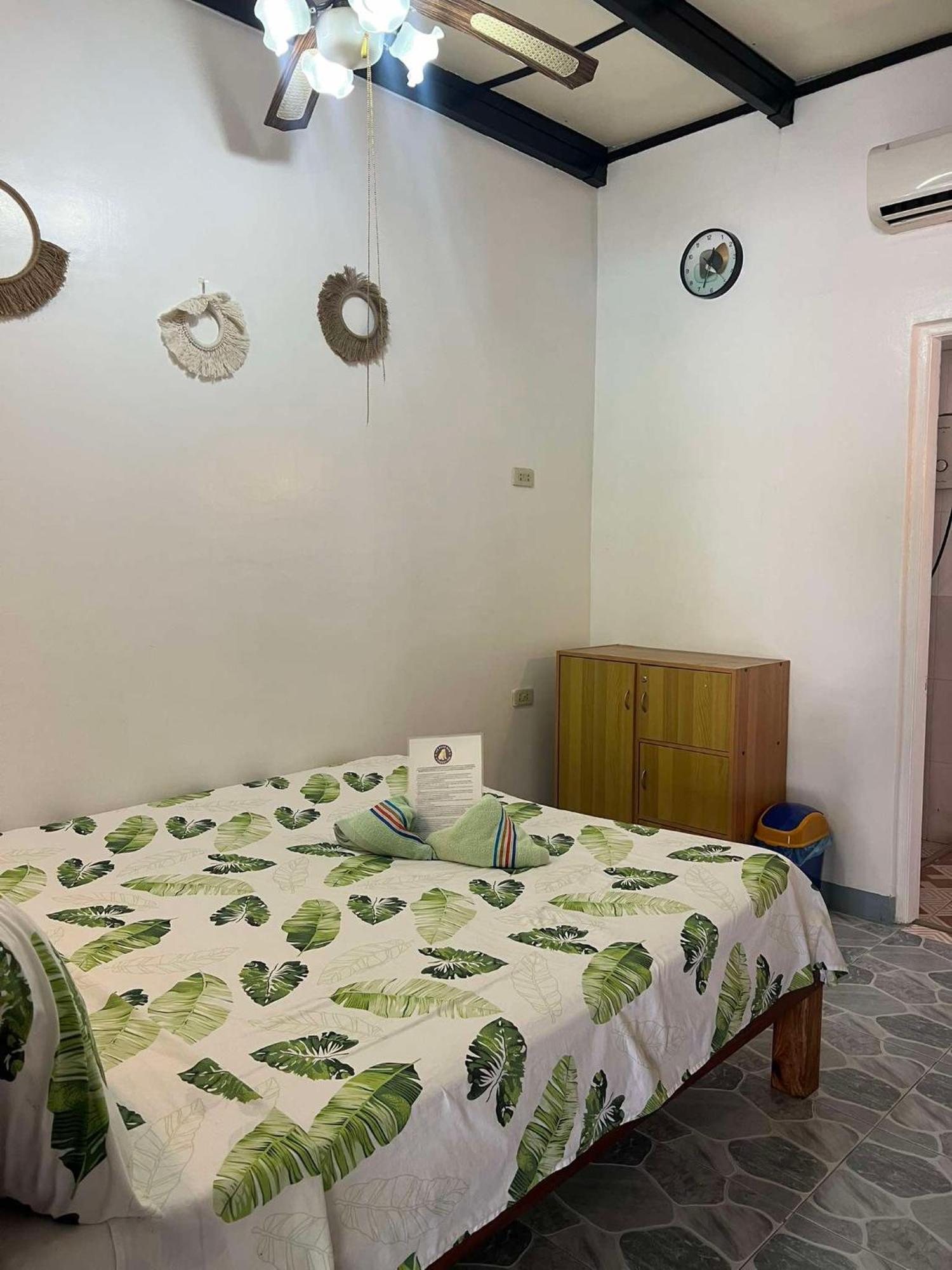 Ice Bear Bar & Tourist Inn Dauis Kamer foto